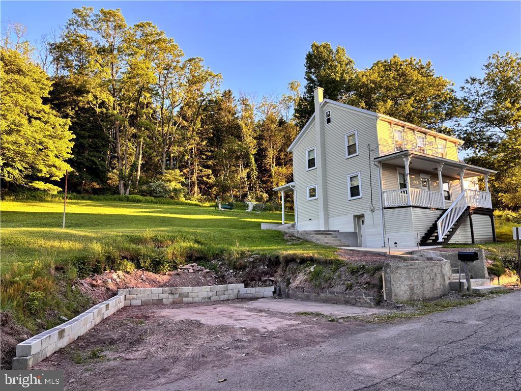 a view of a house with a yard