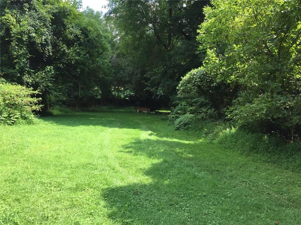 a view of yard with green space