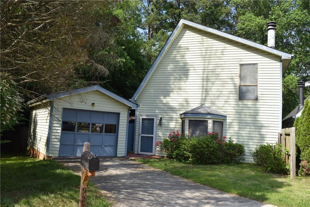 a view of a house with backyard and garden