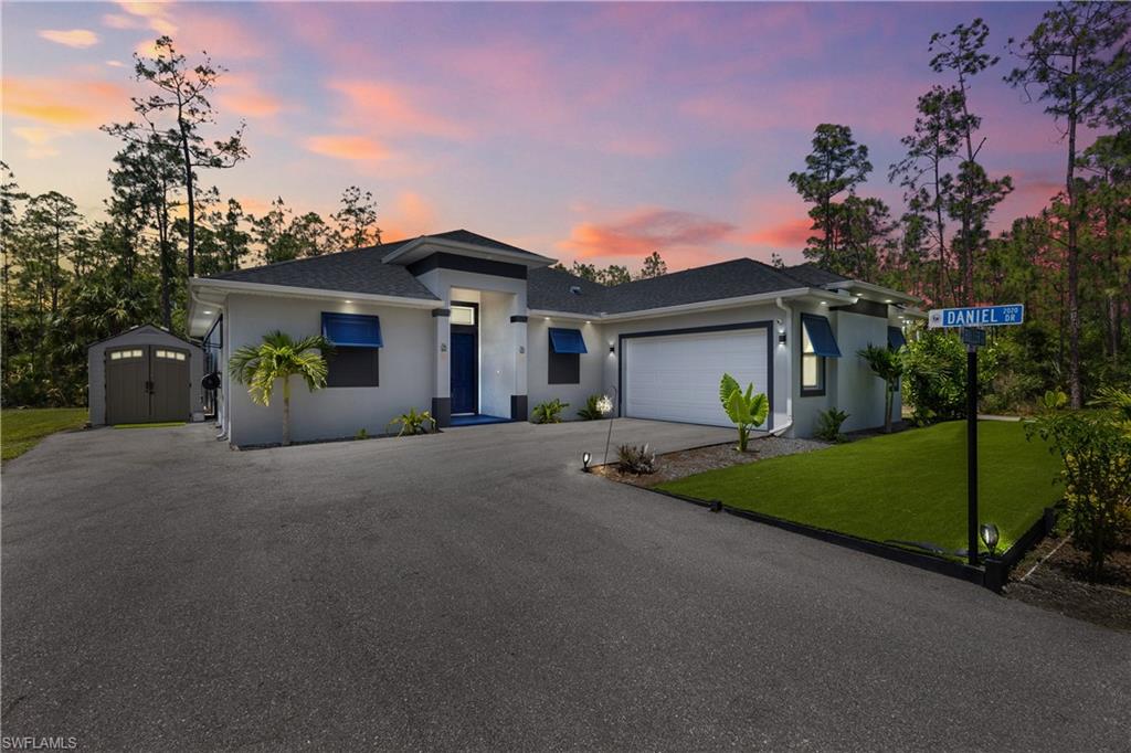 a view of a house with backyard and garden