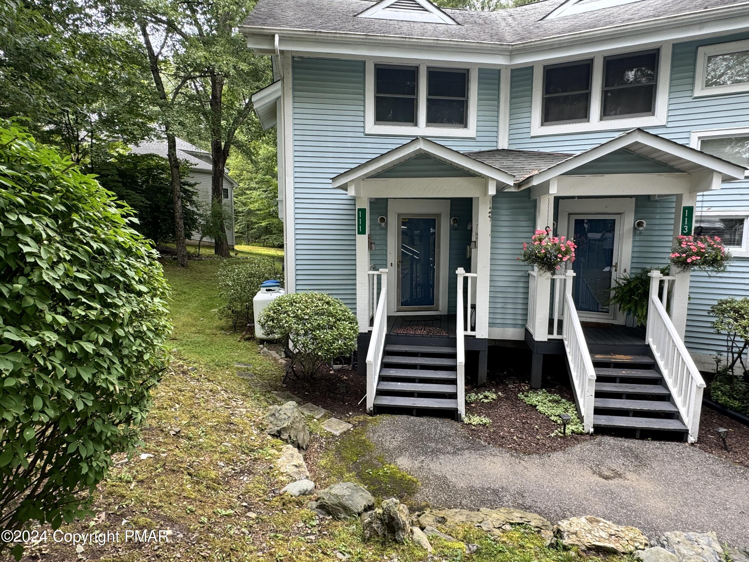 a view of a house with backyard and porch