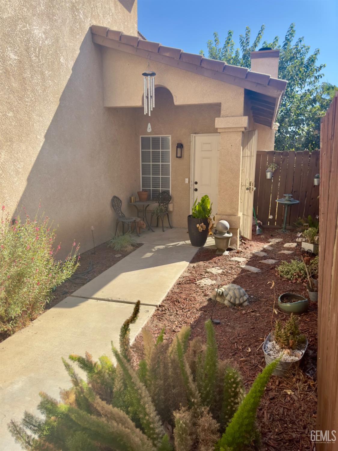 a view of a house with backyard