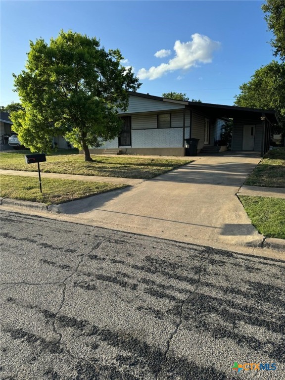 a view of a house with a yard