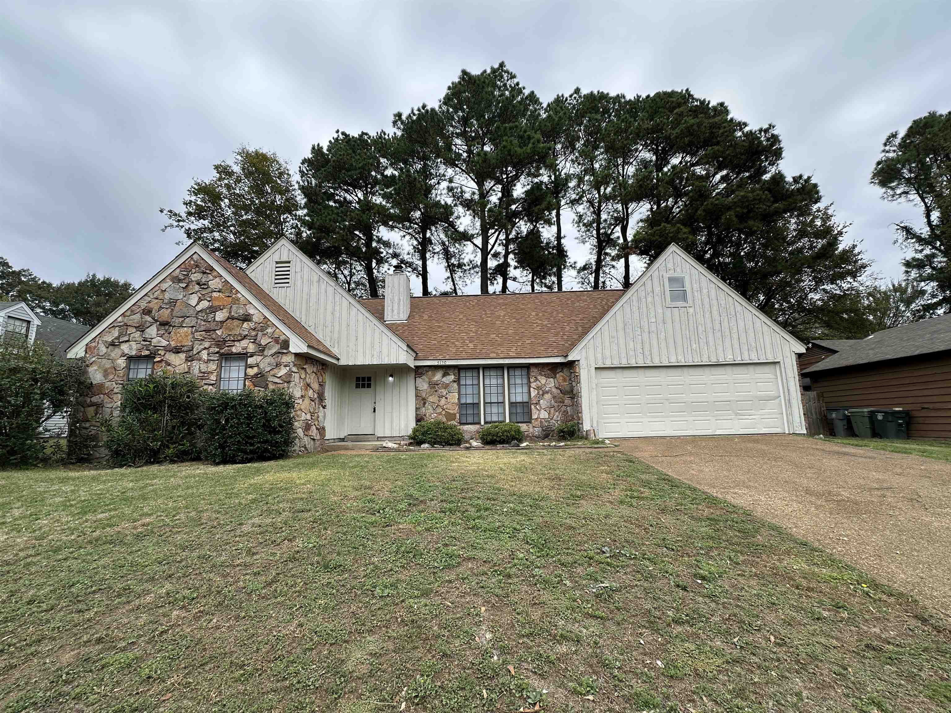 a view of a house with a yard