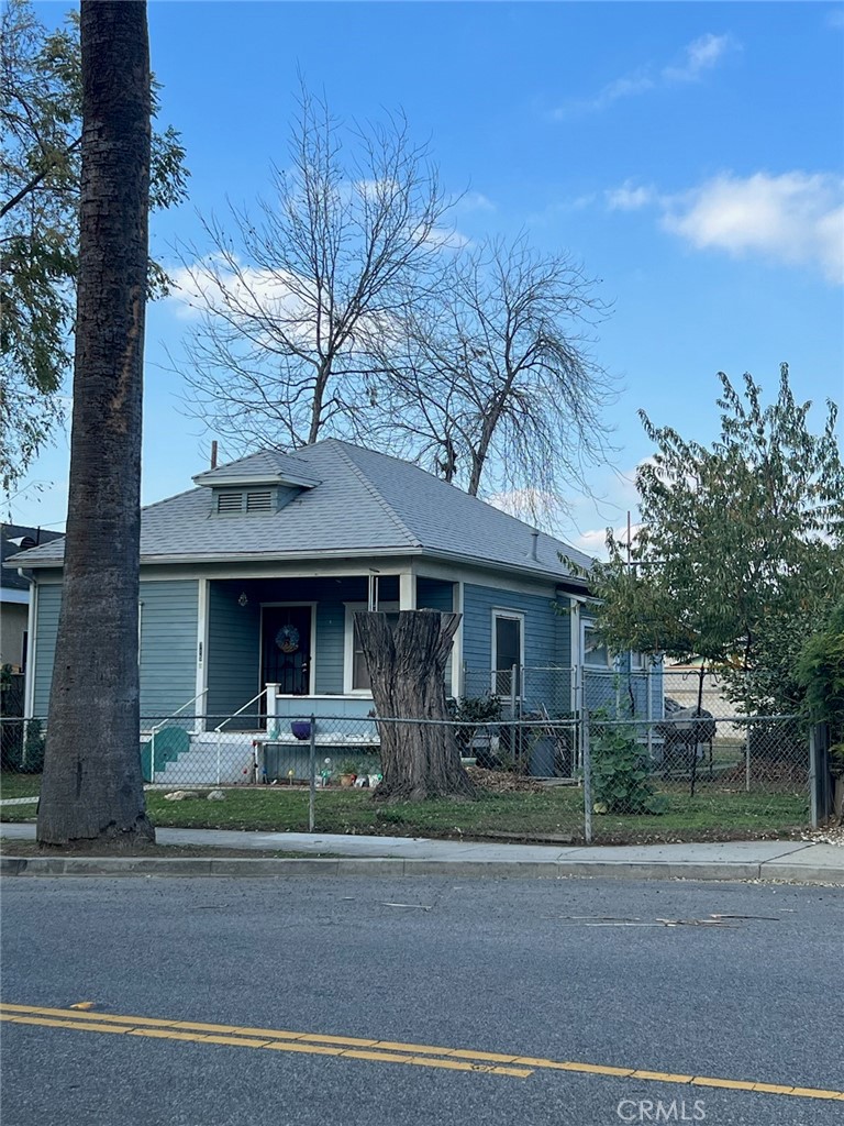 a front view of house with yard