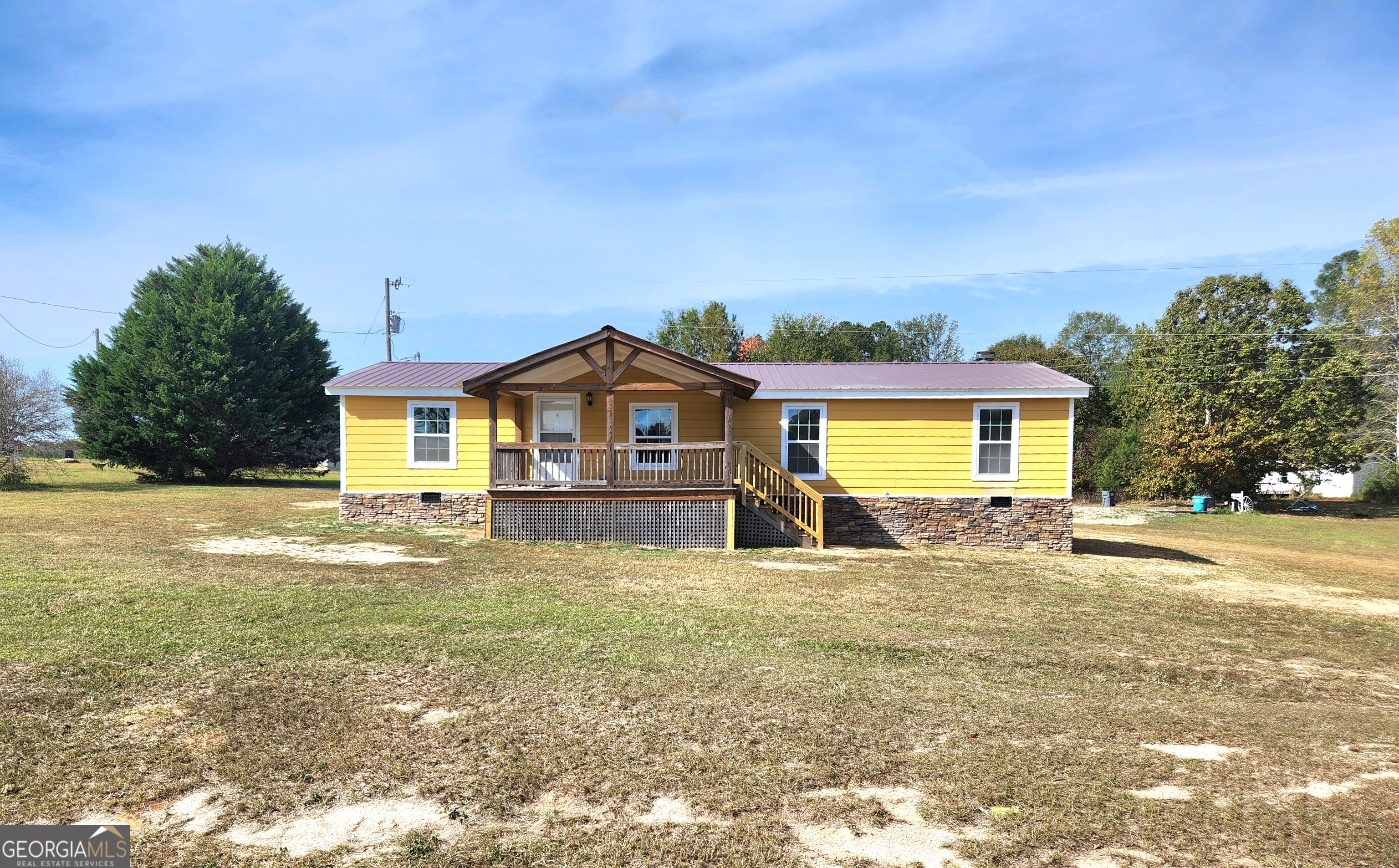 a view of a house with a yard