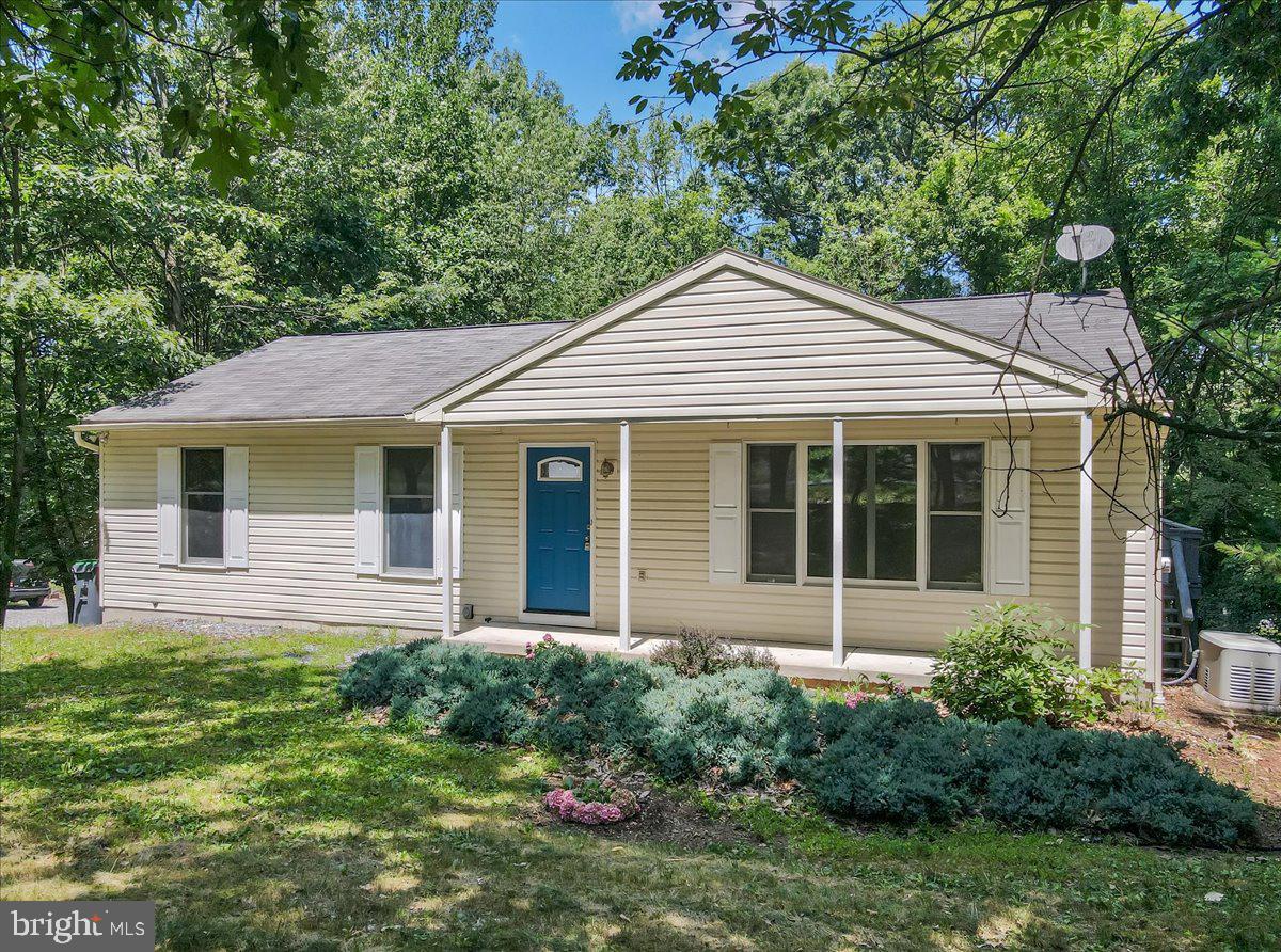 a view of front of a house with a yard