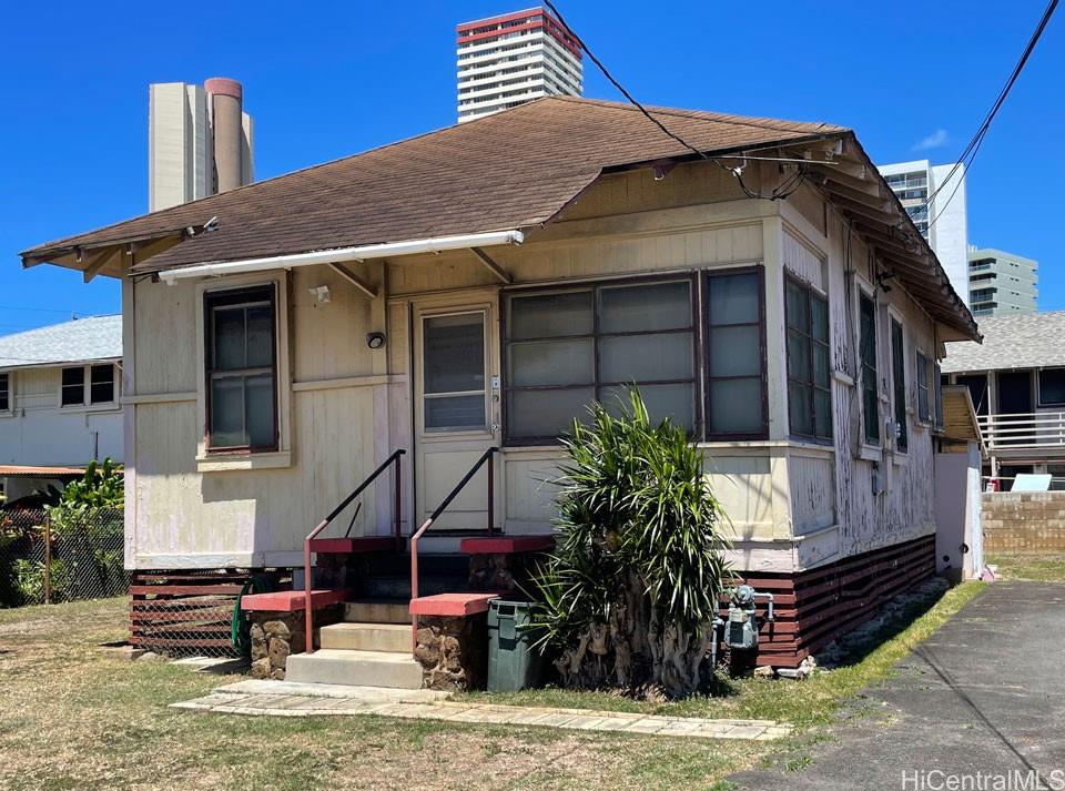 a view of house with a yard