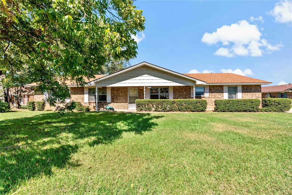 Single story home with a front yard