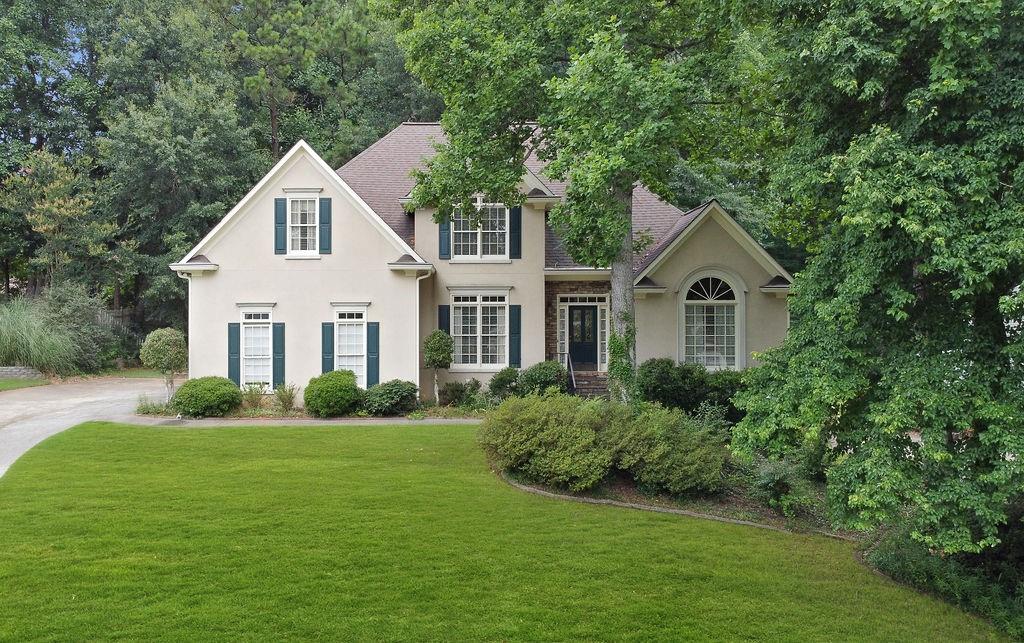 a view of a house with a yard