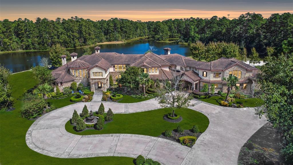 an aerial view of a house with outdoor space and lake view