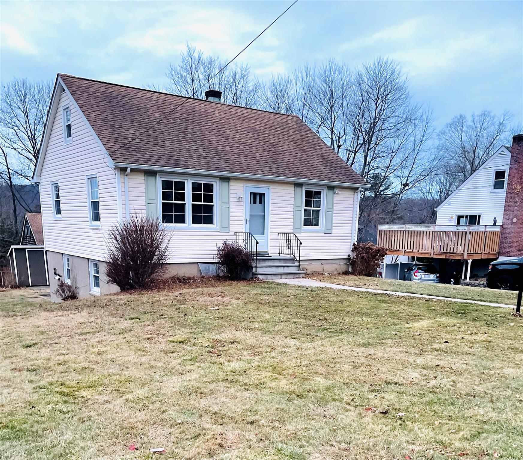 Nice level front yard with plenty of parking in driveway.