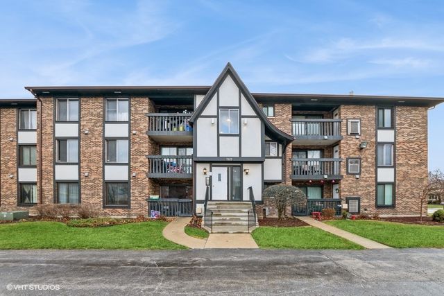 $139,900 | 13645 Lamon Avenue, Unit A05 | Crestwood