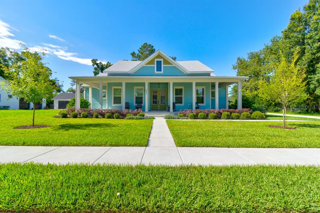 a view of a house with a yard