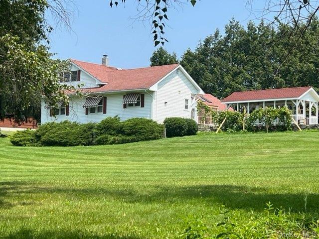 a view of a house with a yard