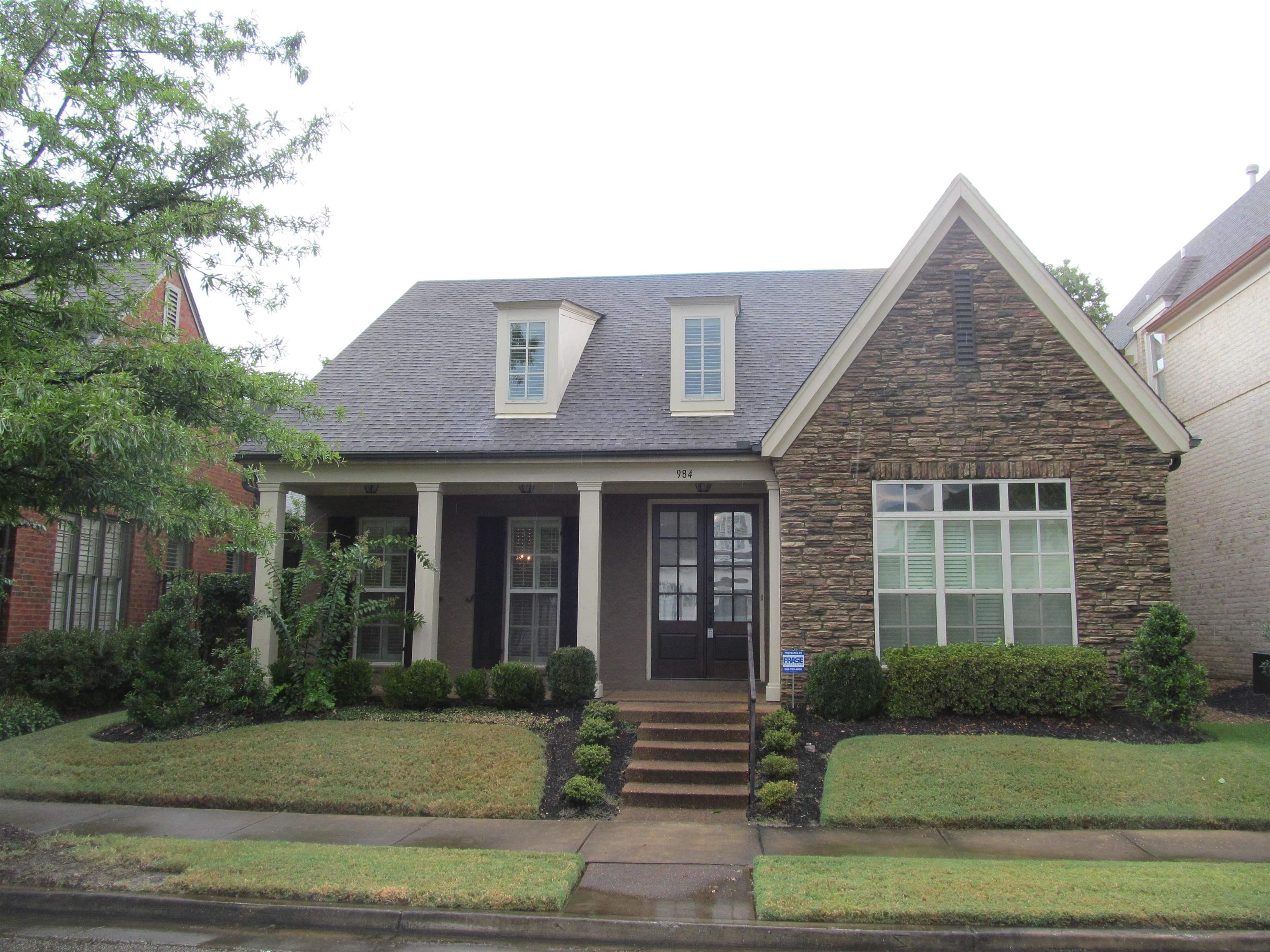 View of front of 984 Russell Farms Road