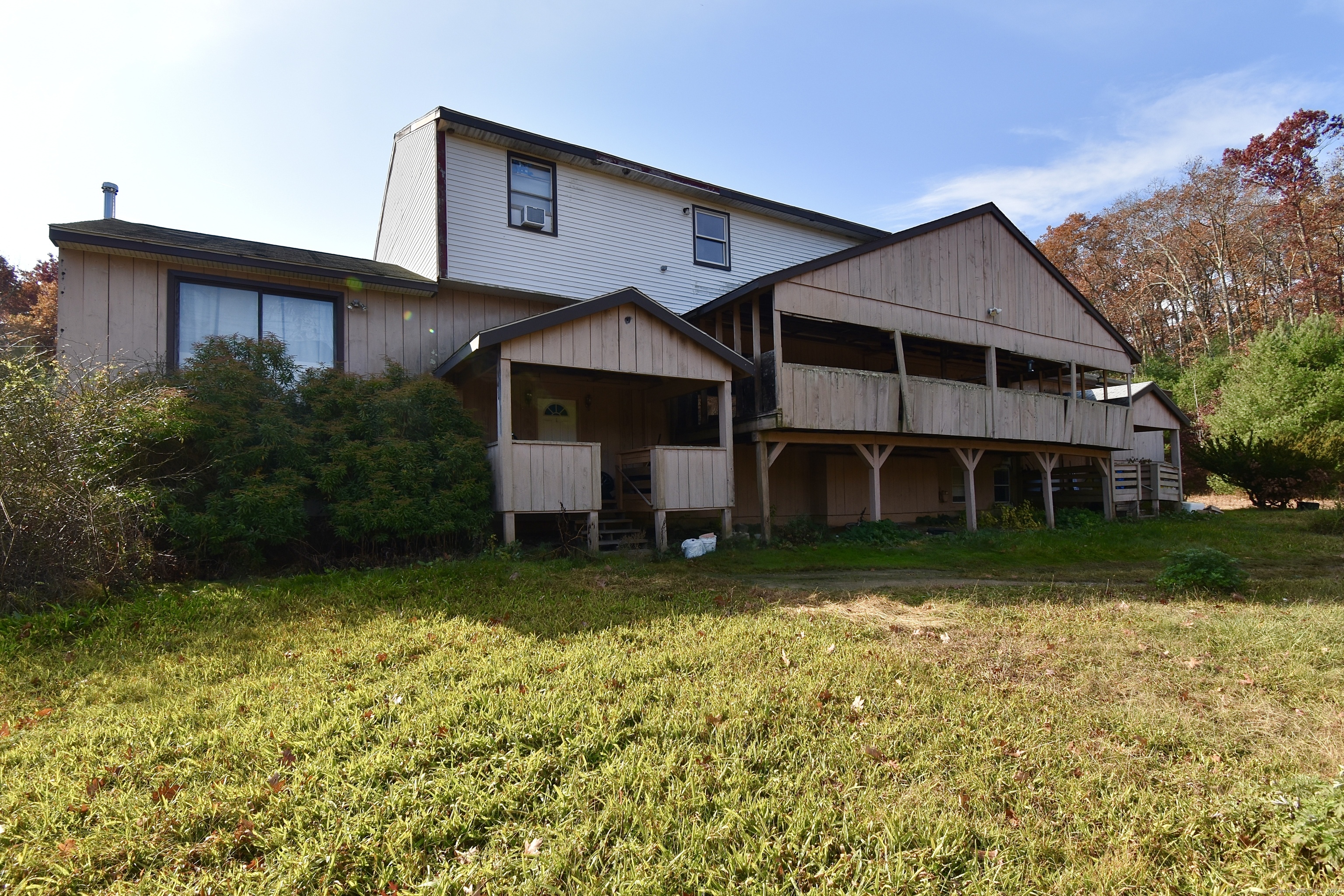 a view of a house with a yard