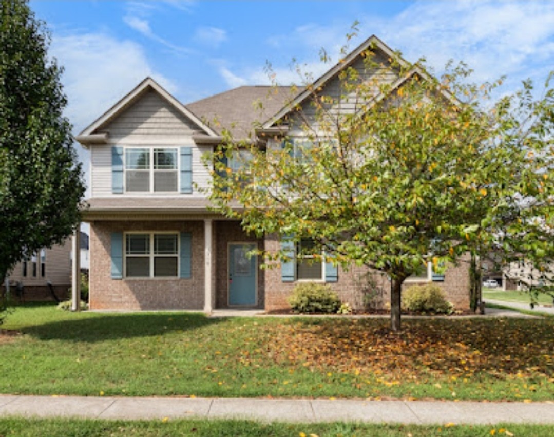 Front of house with pretty trees! 😍 🌳