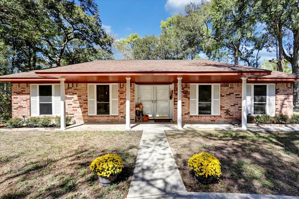 BEAUTIFUL ELEVATION AND TREES FRAMING THE HOUSE VERY NICE AND BEAUTIFUL FRONT PHOTO OF THE HOME FROM THE CIRCLE DRIVEWAY