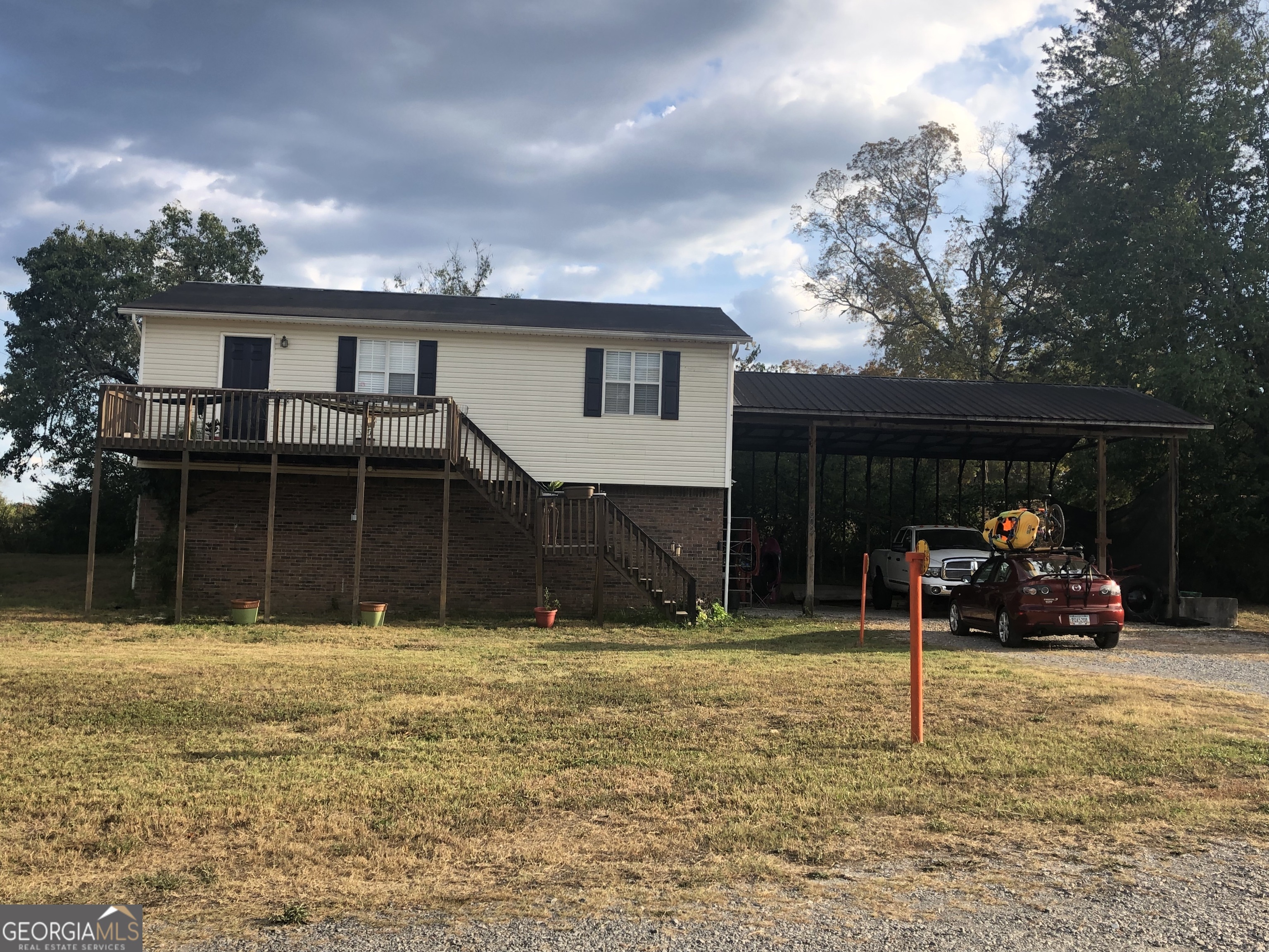 a view of a house with backyard