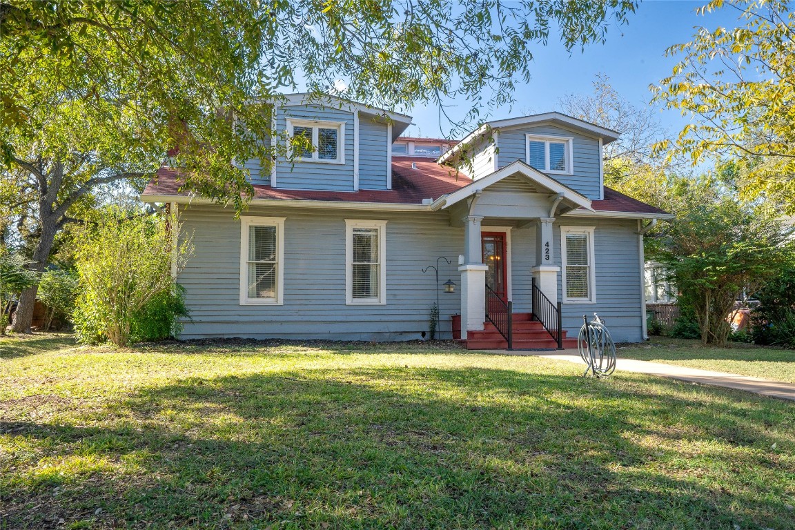 a view of a house with a yard