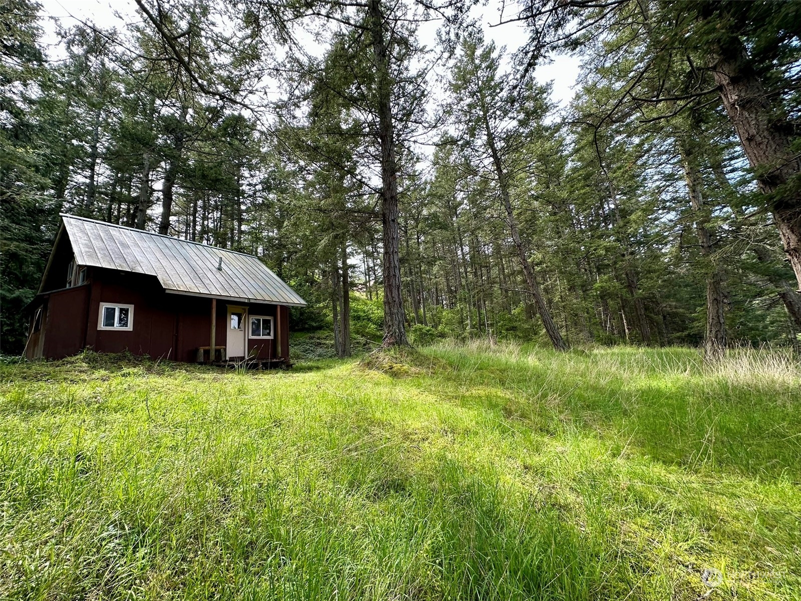 a view of a barn in the middle of a yard