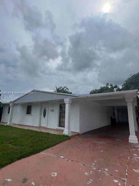 a view of a house with a backyard