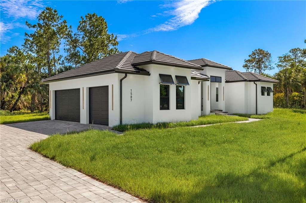 a view of a yard with a house