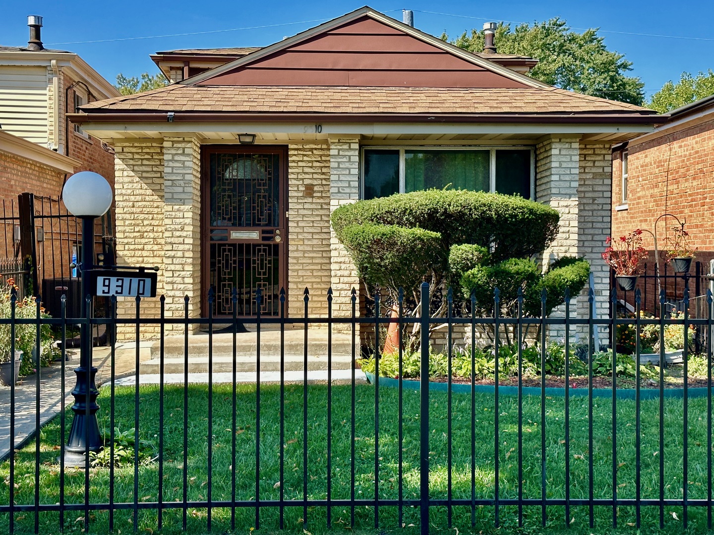 a view of a house with backyard