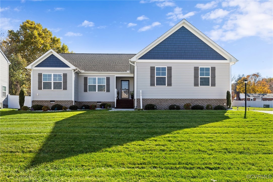 View of front of property featuring a front lawn