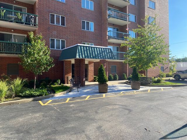 $279,900 | 555 South River Road, Unit 601 | Des Plaines