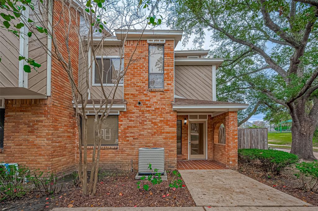 Welcome to this charming townhome in the heart of Walden on Lake Conroe. An Investor's DREAM!