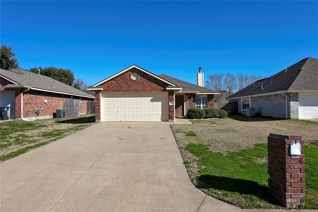 $2,100 | 2413 Antelope College Station | Wolf Pen Creek District