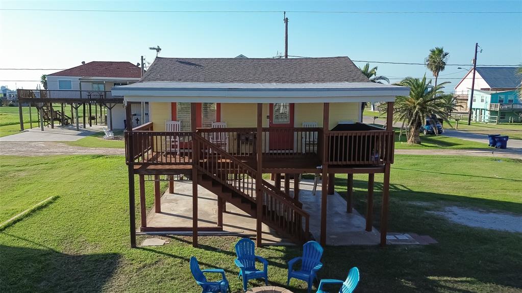 a view of a house with backyard and sitting area