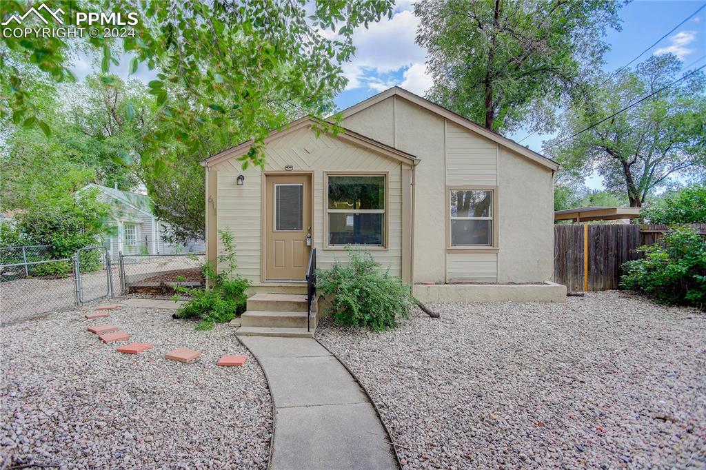 a view of a house with yard and plants