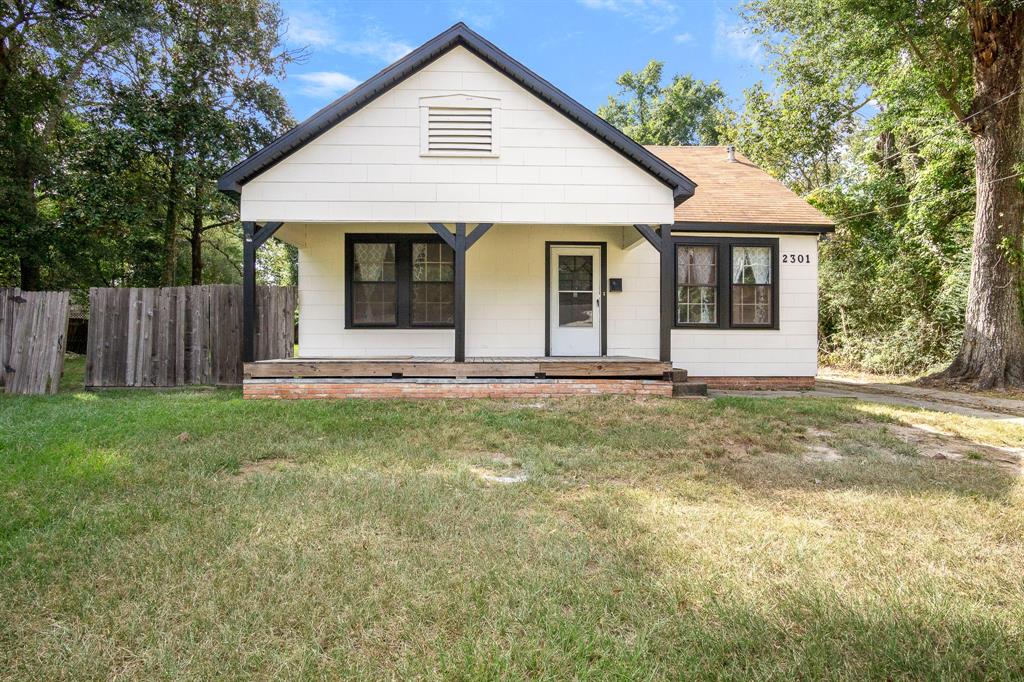 a view of a house with yard and tree s