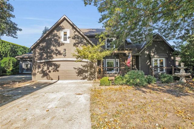 $430,000 | 1005 Southeast Greenridge Drive | Oak Hill Estates