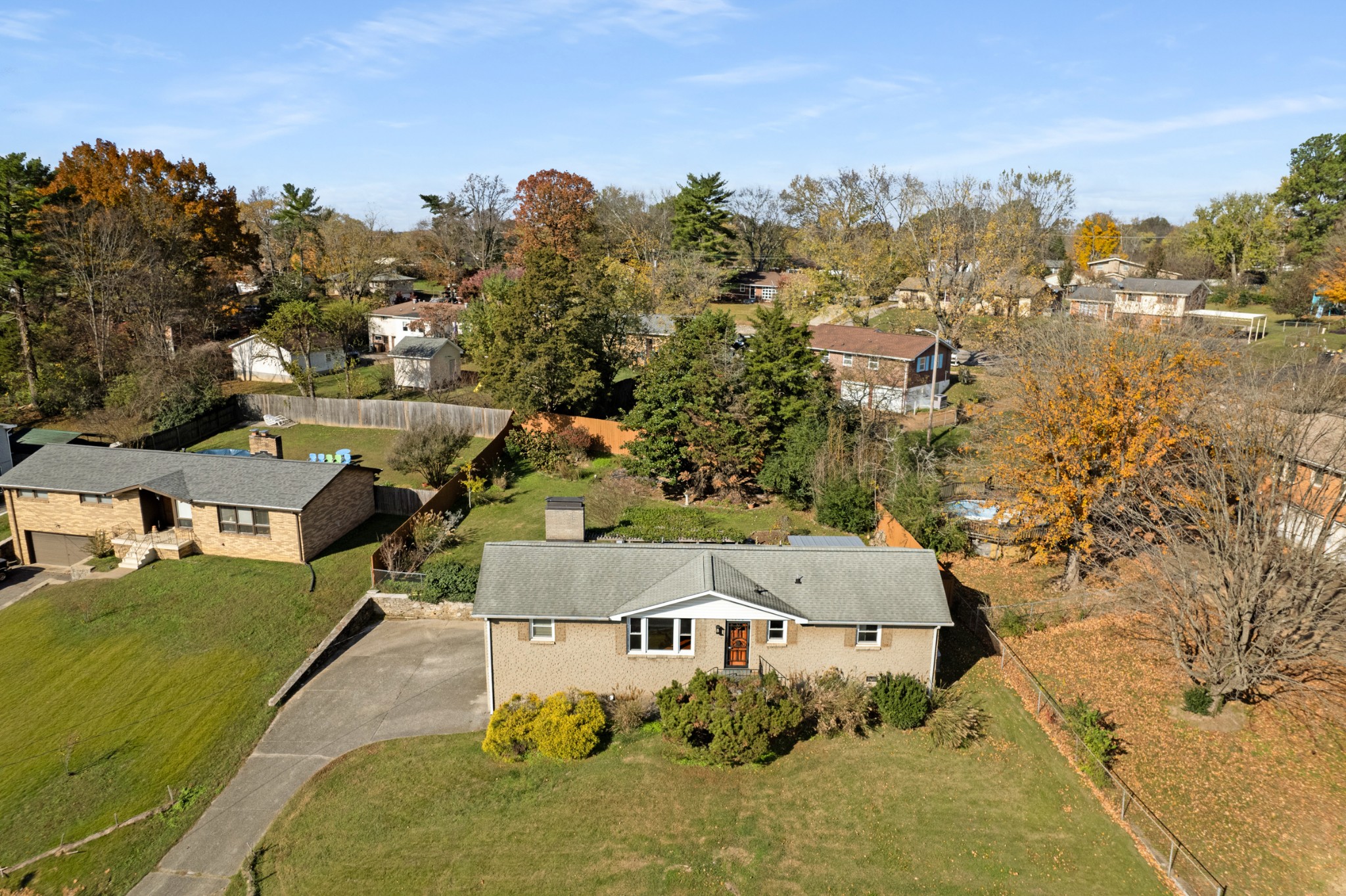 a view of a houses with a yard