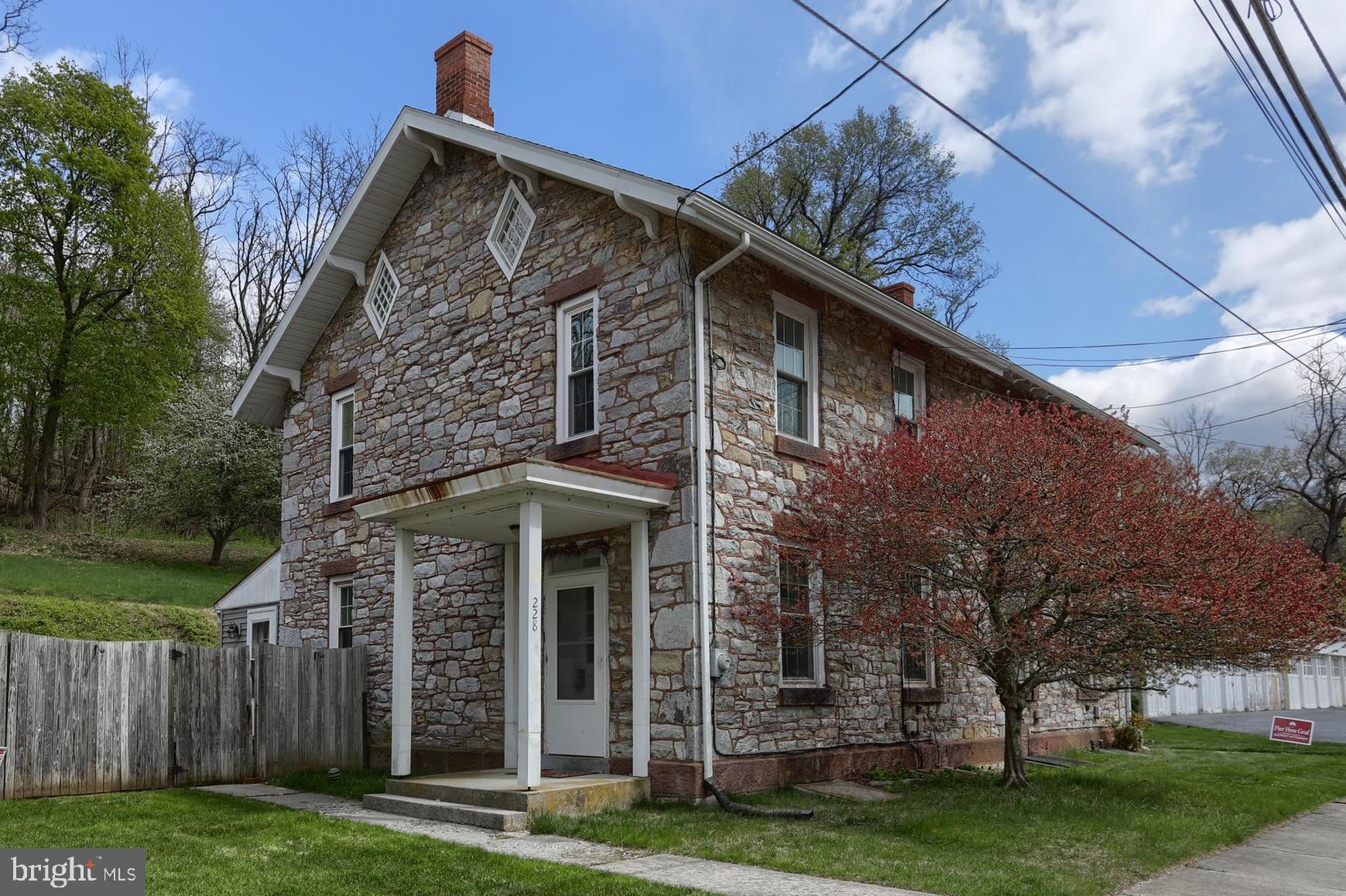 a view of a house with backyard and garden