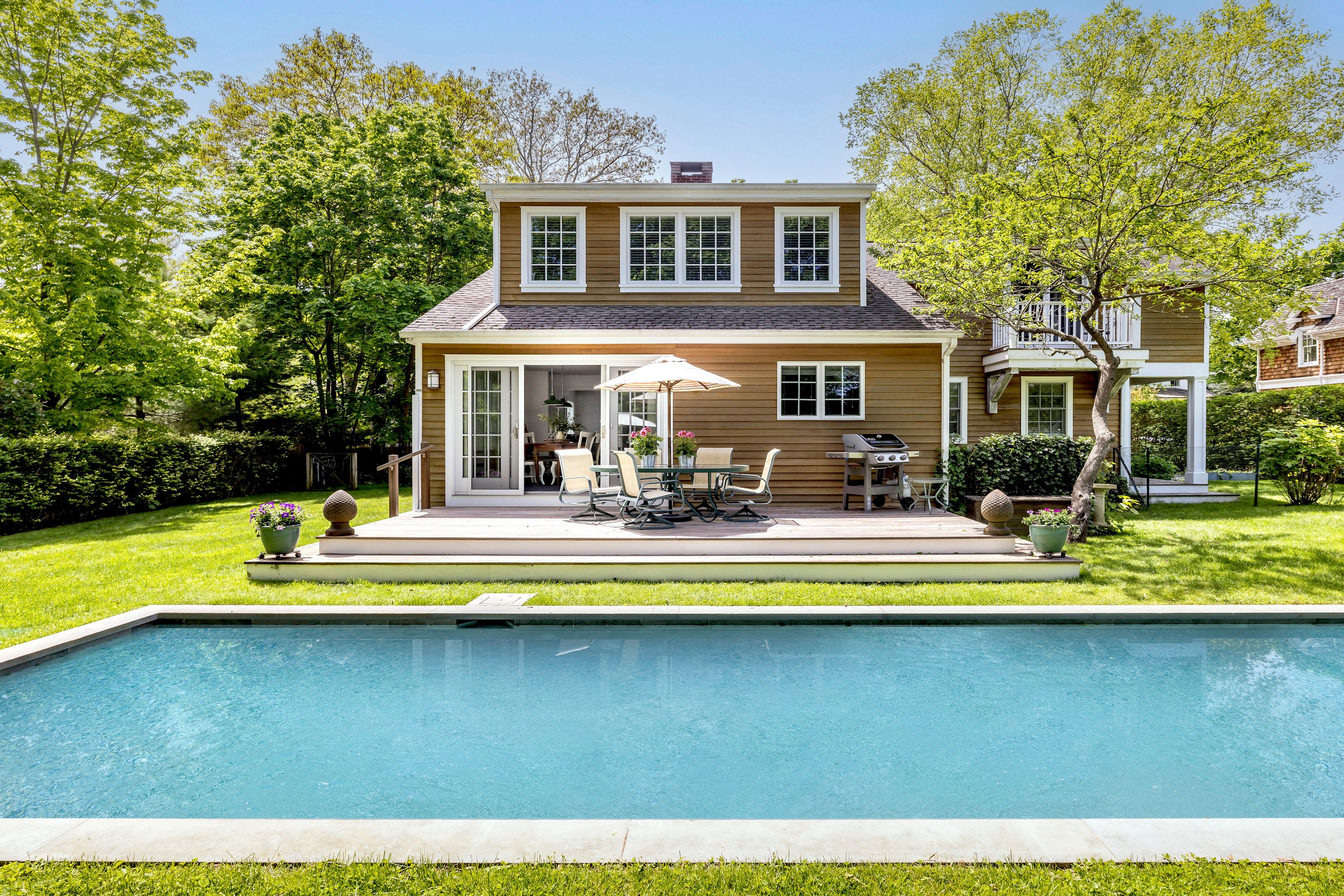 a view of a swimming pool in front of house