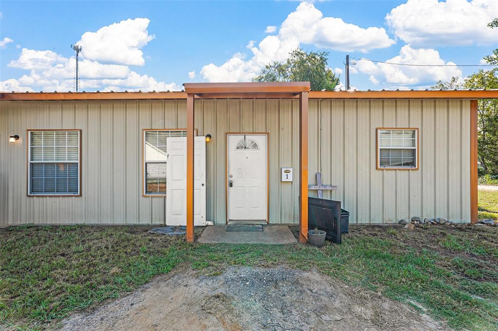 a view of a house with backyard