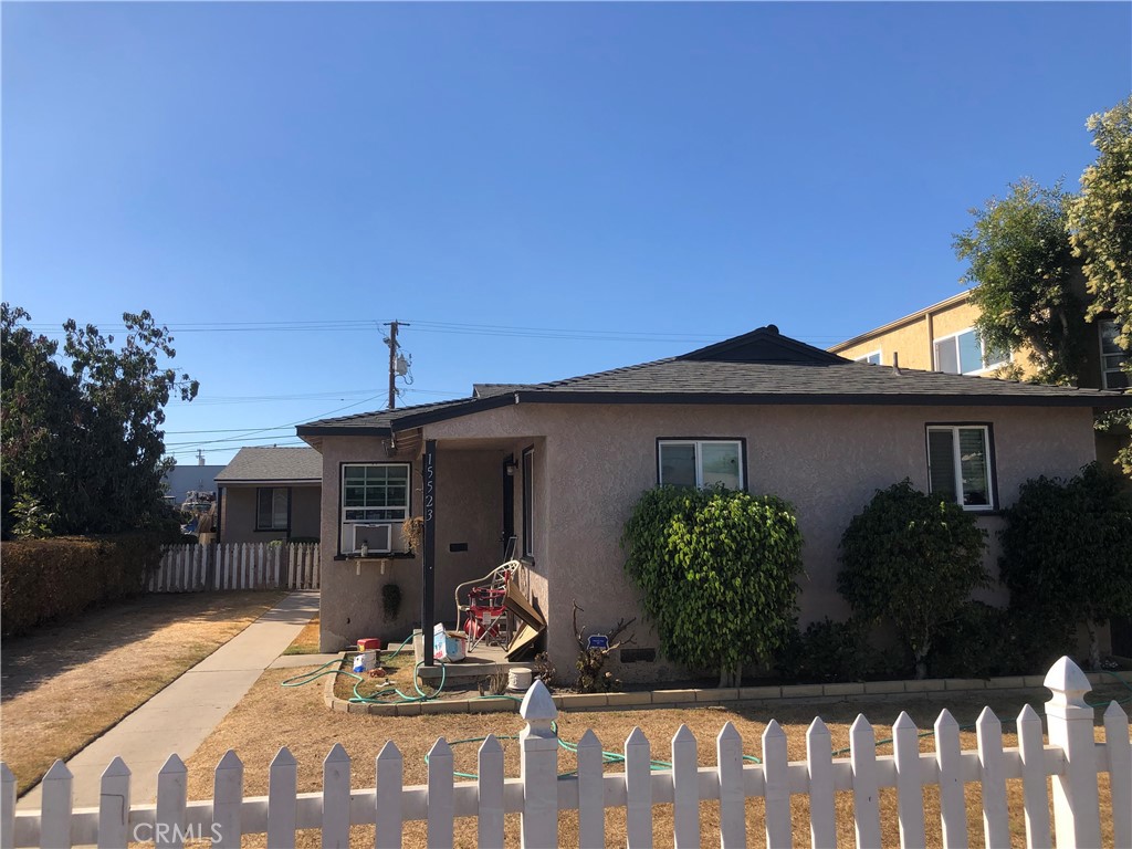 a view of a house with yard and plants