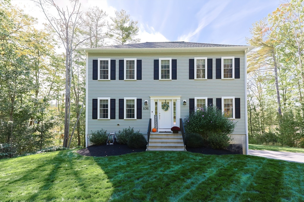 a view of a house with backyard and garden