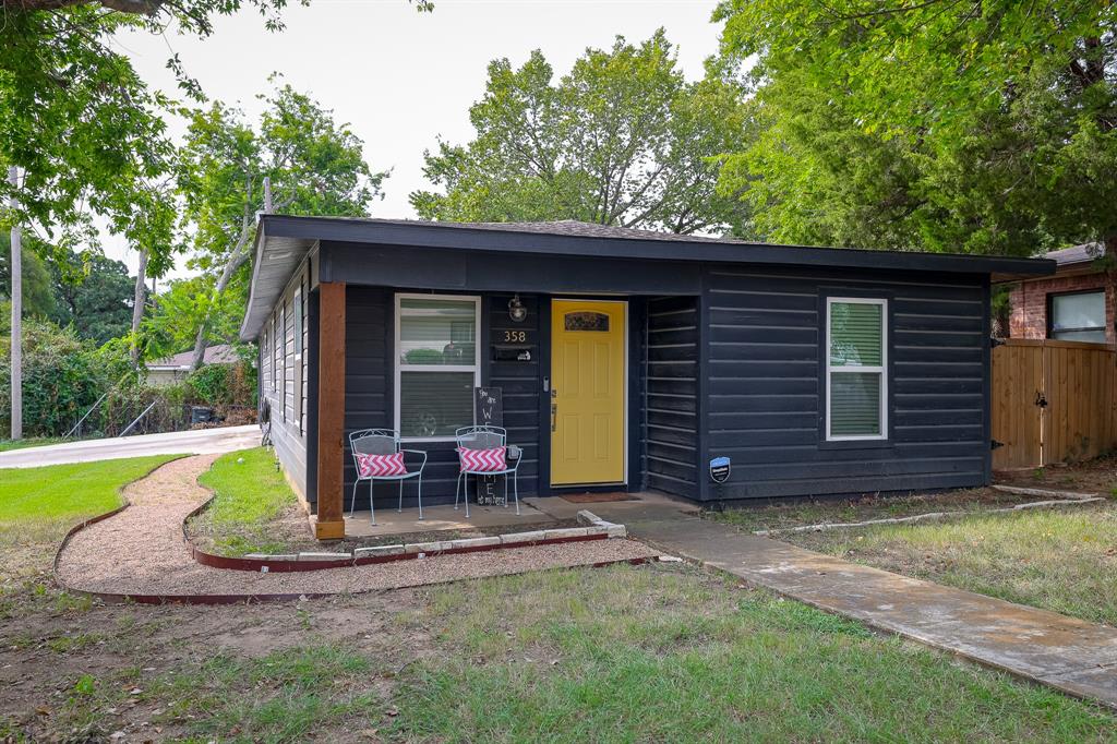 a view of a small house in the back yard