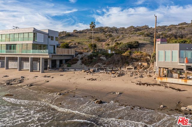 $11,500,000 | 24266 Malibu Road | Malibu Beach