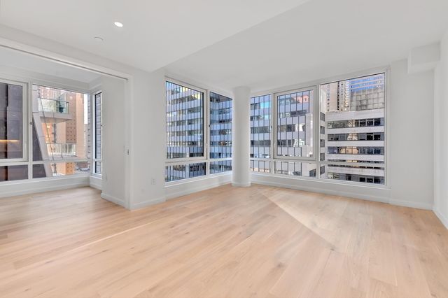 $7,975 | 135 East 47th Street, Unit 19E | Midtown East