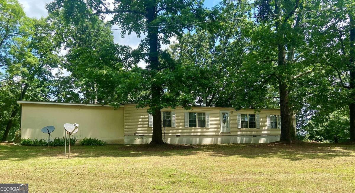 a view of a house with a backyard