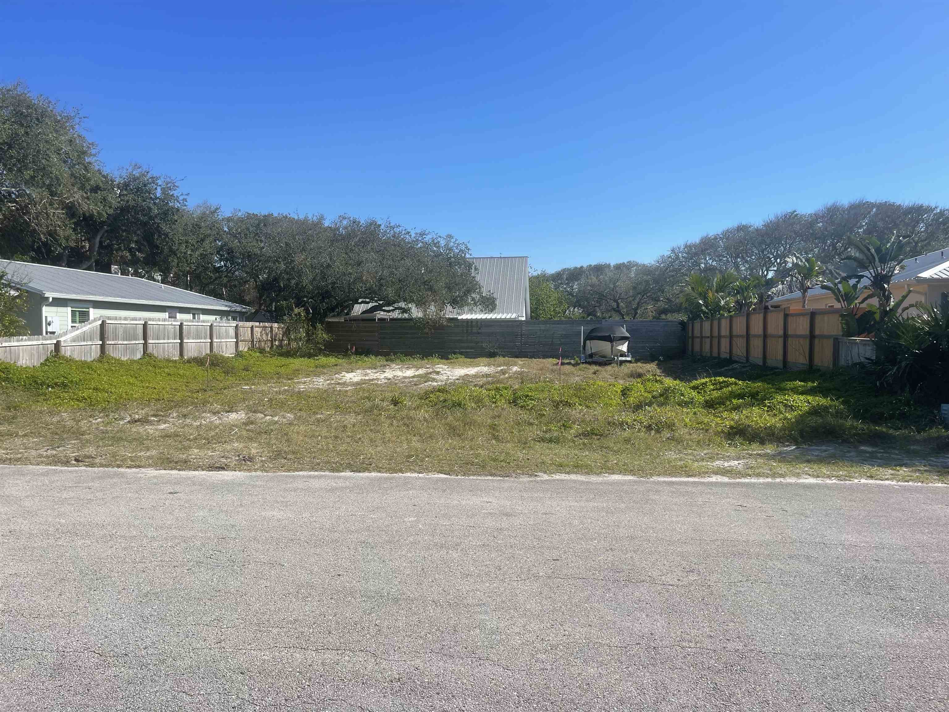 a view of a yard with a house