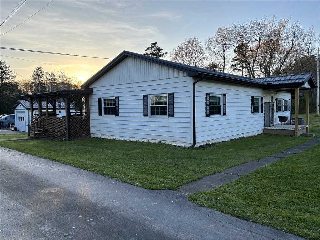 a view of a house with a yard