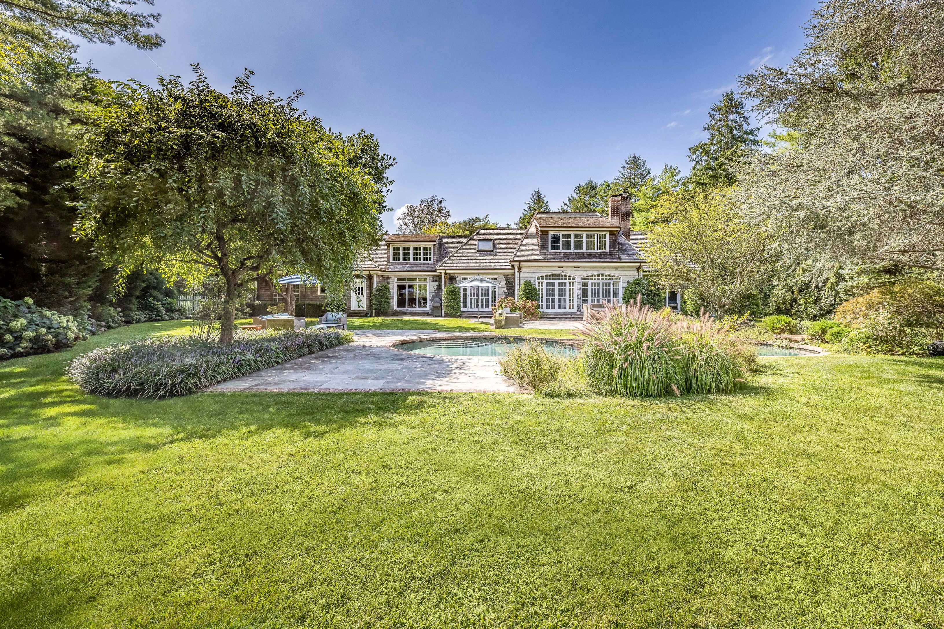 a view of a house with a yard